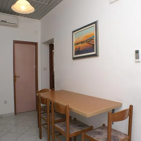 アパート Povljana 233b ポヴリャナ