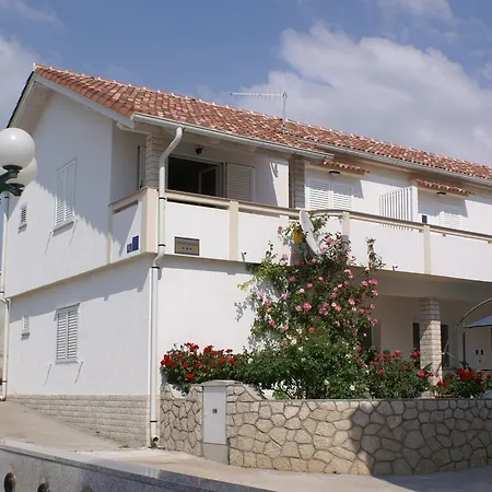 Apartment Povljana 233b